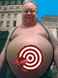 spot-reduction-man-with-incredibly-large-tummy