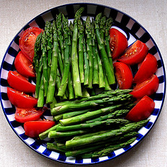 asparagus-spears-tomato-slices-lycopene-high-