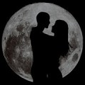 couple-silhouette-in-front-of-moon
