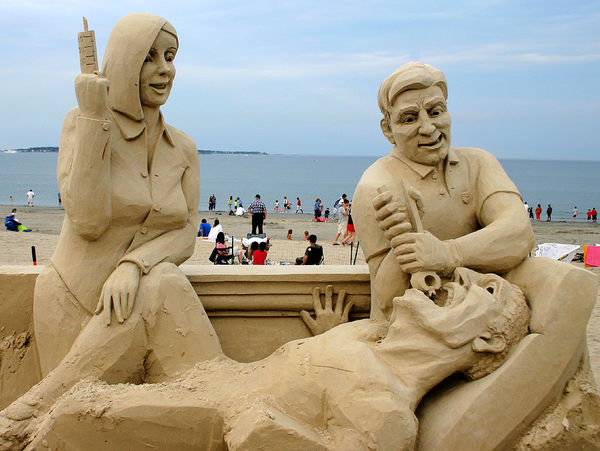 dentist-on-beach-sand-sculpture-