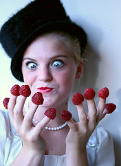 funny-finger-berry-woman