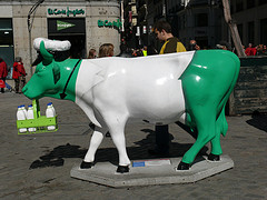 statue-of-green-cow-milkcow-for-organic-milk-go-green