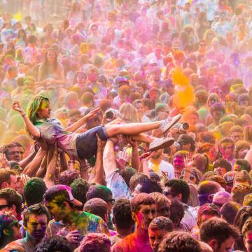 people-carrying-people-to higher-levels-to live-the dream