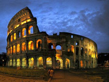 rome-colosseum-after-sunet-darkness-coming-in