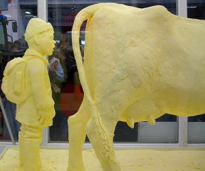 butter-scupture-boy-looking-into-cow-end