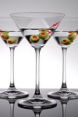 alcohol-martini-there-be-three-with-olives